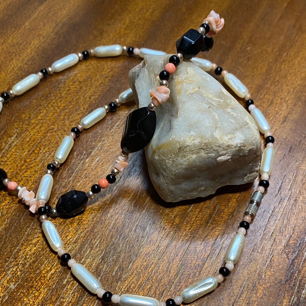 Chic Black and Pearl Necklace Pink Shells beads